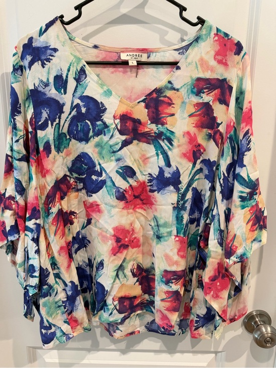 ANDREE BY UNIT Tops - Andree by Unit Floral V-Neck Top Size Large